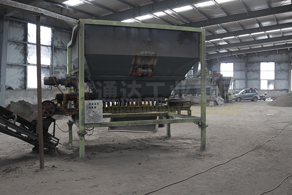 新疆年產(chǎn)十萬噸有機無機復混肥生產(chǎn)線裝車發(fā)貨 新疆年產(chǎn)十萬噸有機無機復混肥生產(chǎn)線裝車發(fā)貨