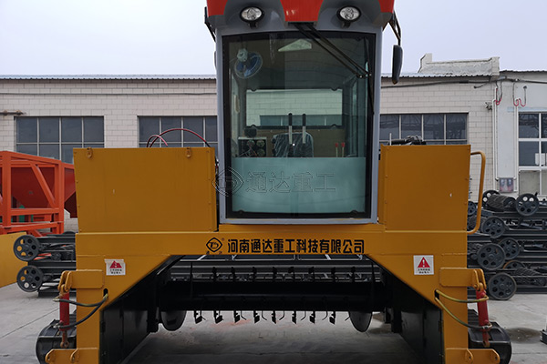 履帶翻堆機.jpg
