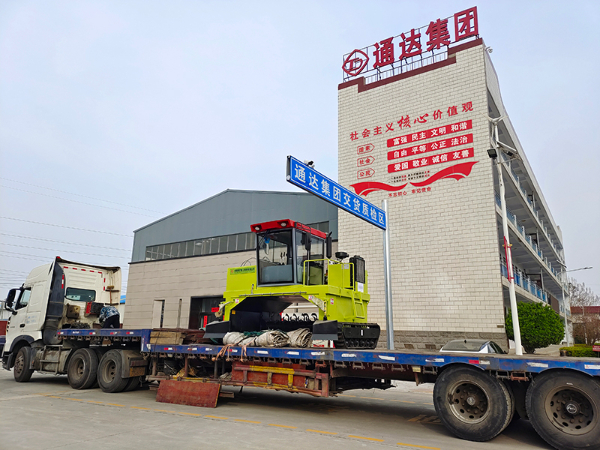 履帶式翻拋機發(fā)往山東萊西1.jpg 履帶式翻拋機發(fā)往山東萊西1.jpg