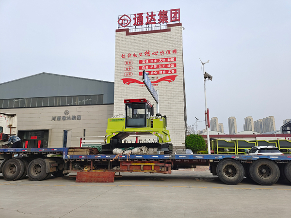 履帶式翻拋機發(fā)往山東萊西.jpg