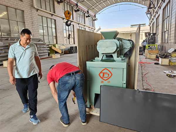 對輥擠壓造粒機發(fā)我烏克蘭2.jpg 對輥擠壓造粒機發(fā)我烏克蘭2.jpg